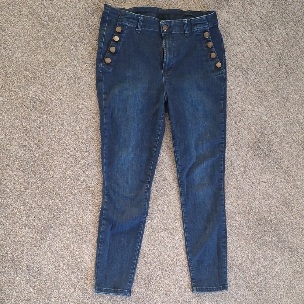 Classic Blue Skinny Jeans with Sleek Silhouette And Button Details